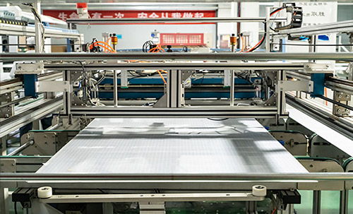 Colocación de materiales auxiliares en la producción de paneles solares